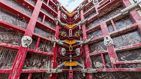 Once struck, a clearance of 35 mm is created on each side of the shaft so that the entire internal shaft formwork can be moved to the next level.<br/>