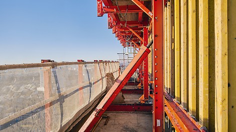 Safety was the top priority during the work. To protect the construction site team from wind and weather, a PERI climbing protection panel was therefore used during the shell construction phase. In addition, the team decided to use the RCS MAX Rail Climbing System for the first time in the Netherlands, a system which features synchronous climbing of all platforms. Falling edges could thus be avoided and safety increased. In addition, components of the PERI UP Scaffolding Kit ensured safe working at various points of the project in the form of scaffolding and stair towers.