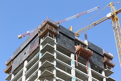  מערכת הגנה היקפית מטפסת סיפקה הגנה גבוהה לעובדי האתר ועוברי האורח באזור<br/>פלטפורמות העמסה סיפקו פתרון לשינוע המערכות מקומה לקומה