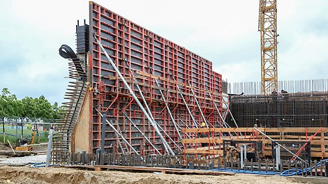 Pierwomontowane deskowanie ściany pochyłej w niecce basenowej.