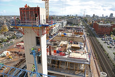 Sistema di ripresa CB Free of tripping hazards in front of and behind the formwork as the platform lining is placed over the brackets (valid for CB 240)