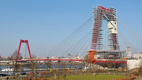 Beginnend aan de Zuidzijde van de brug, zal later ook de Noordzijde van de brug geschilderd worden