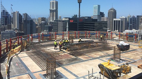 Over 700 linaer metres of PERI LPS enclosure secure and accelerate construction work on the three high-rise towers - up to the final height of 217 m.