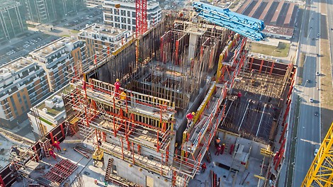 Zahvaljujući upotrebi PERI BR platformi kao i sistema SKYDECK i MULTIFLEX spratovi i jezgro napreduju paralelno, <br/>čime je pojednostavljena logistika.