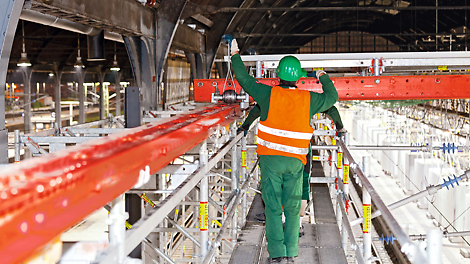 Для перекрытия больших пролетов используются стальные ригели, которые могут снабжаться усиленными роликами для перемещения рабочей платформы. Независимо от сложности технического решения, конструкции PERI отвечают высоким требованиям безопасности производства работ и отличаются удобством в эксплуатации. 