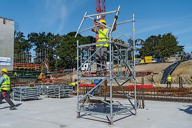 Der Anwender befindet sich in allen Montagesituationen in gesicherter Position.<br/>