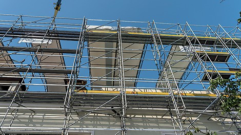 Zajištění tuhosti a stability nosné konstrukce lešení za římsou pomocí příhradových nosníků ULA.