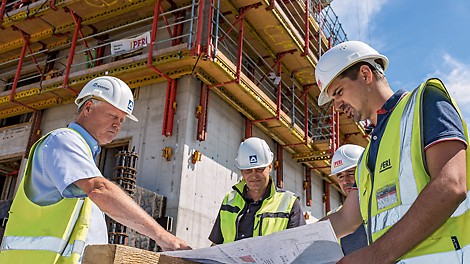 Systémové služby: Obsáhlé řešení bednění a lešení PERI a kompetentní servisní služby byly základem pro pozitivní výsledek stavby moderní výškové kancelářské budovy.