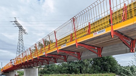 Bild einer Brücke umhüllt mit dem PERI Prokit Sicherheitssystem.
