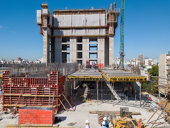 Se utilizó por primera vez en Argentina el sistema RCS (sistema Autotrepante) el cual permite mover grandes superficies de encofrado sin la utilización de la grúa, el diseño lo realizaron Ingenieros expertos en este tema logrando así optimizar todos los recursos