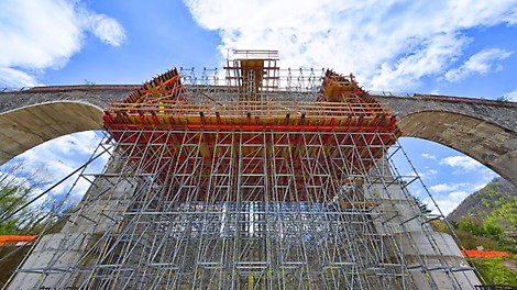 Il ripristino prevede l&#039;applicazione di calcestruzzo e armatura metallica all’intradosso di ciascuno degli archi