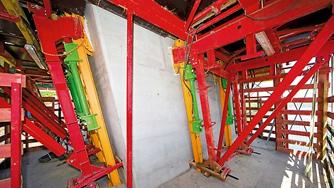 Due to the different inclinations of the pier shafts, the continuously adjustable ACS V climbing system was used. Concreting, working and finishing platforms could always be positioned horizontally thus ensuring safe and comfortable working conditions – and through the horizontally-adjusted carriage, the formwork could be easily and safely moved.