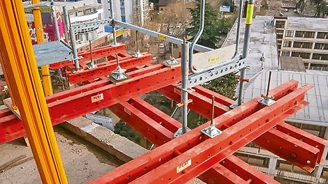 Тяжелые опалубочные элементы размещались непосредственно на консольной платформе благодаря применению специальных анкерных креплений.