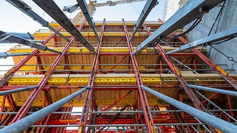 PERI verzorgde tevens de zware schoorconstructie die nodig is om deze 18 meter hoge bekisting te stellen.
