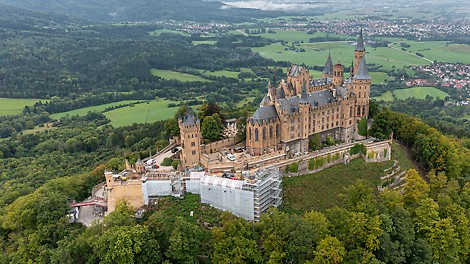 Komplexe Sanierungsmaßnahme am Rand der Schwäbischen Alb: Die eindrucksvolle Burg Hohenzollern wird sukzessive und nachhaltig gesichert, ist aber für Besucher jederzeit geöffnet. 
