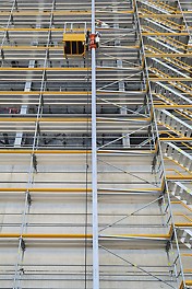 The newly introduced STS 300 Scaffold Transport System with removable and stackable baskets optimises working procedures for scaffolding projects. Visitors to the PERI exhibition hall were able to experience first-hand how the transport system works. 