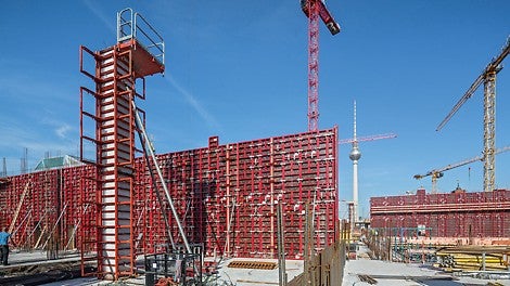 Das MAXIMO Wandschalungssystem und die QUATTRO Säulenschalung ermöglichten die rasche und sichere Herstellung der vertikalen Stahlbetonbauteile.