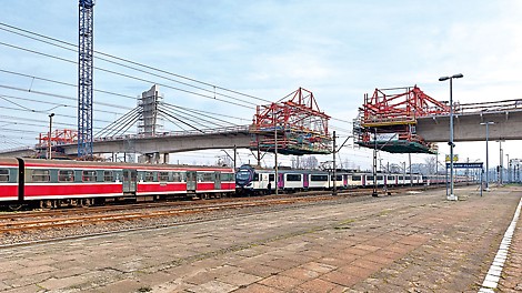 Construction of the 252 m long crossing over the Krakow-Plaszow railway junction was carried out using 4 VARIOKIT cantilevered construction carriages.