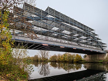 Die Einrüstung der 75 m lange Stabbogenbrücke über den Main erfolgte mithilfe des flexiblen PERI UP Gerüstsystems.