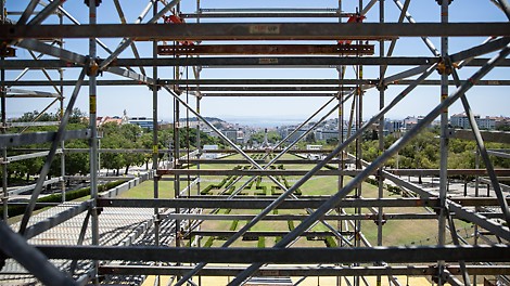World Youth Day, Lisbon, Portugal The team had to bear in mind the considerable height and wind exposure of the area, which necessitated the securing of the perimeter and the addition of numerous counterweights. (Photo: PERI SE)