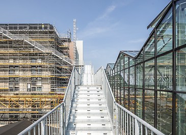 Montaje de Andamio Modular PERI UP y Escalera Pública PERI UP para la renovación de la fábrica de chocolate. (Foto: PERI SE)