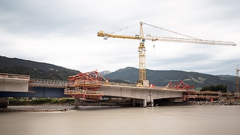 The project was carried out using the balanced cantilever construction method and the VBC&amp;nbsp;Balanced&amp;nbsp;Cantilever&amp;nbsp;Carriage. The rentable system components of the VARIOKIT&amp;nbsp;Engineering&amp;nbsp;Construction&amp;nbsp;Kit provided the basis for this. (Photo: Günther Bayerl)