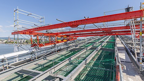 Die Flexibilität des VARIOKIT Ingenieurbaukastens erlaubte es, den Fahrwagen der Randfelder an die 12 % Rampenneigung anzupassen.