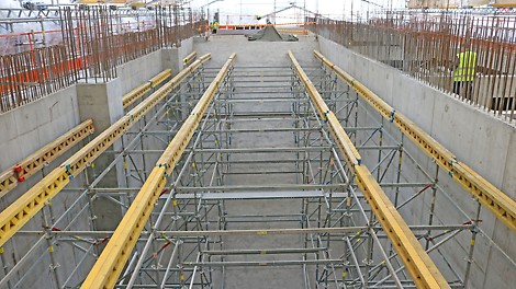 Lippulaivan läntisen liukuporraskuilun tuennassa toimivat PERI UP -telineet.