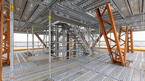 Aufgrund des durchgängig metrischen Systemrasters ist PERI UP sehr anpassungsfähig für unterschiedliche örtliche Gegebenheiten und ermöglicht einen Richtungswechsel der Gerüstbeläge für sichere Arbeitsplattformen.