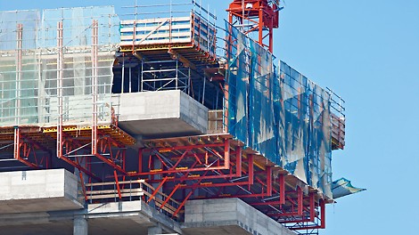 Cantilevered VARIOKIT framework units from rentable system components carry the high fresh concrete loads of the massive 28 cm thick balconies with 1.30 m high parapets.