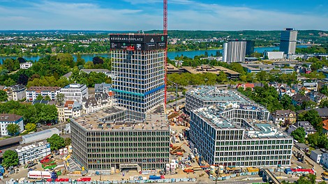 Der Neue Kanzlerplatz mit drei pentagonalen Gebäuden und dem 101,50 m hohen Hochhausturm bietet 115.000 m² Nutzfläche im Herzen Bonns.
(Foto: Art-Invest / KIRO, Markus Kirch)
