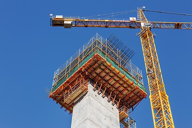 SCS Klettersystem Bei der einhäuptigen Anwendung werden die Lasten aus dem Frischbetondruck ohne Schalugsanker über die Konsolen in die Kletteranker des vorherigen Betonierabschnitts eingeleitet<br/>
