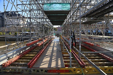 Los andamios móviles están montados sobre rodillos, para que se puedan desplazar. Avanzan tres metros cada cuatro días, mientras se van pintando los costados y la parte inferior del puente.