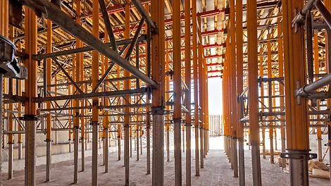 Для удобства юстировки столов все рамы MRK монтировались к внешней трубе стойки MULTIPROP. Стыковка опалубочных модулей свода тоннеля осуществлялась с помощью соединительного элемента GKZ 60/60. 