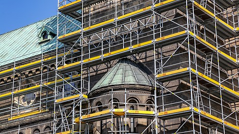 Nowy system łączenia rusztowań w narożniku - idealne dopasowanie do geometrii kościoła Św. Jacka w Bytomiu.