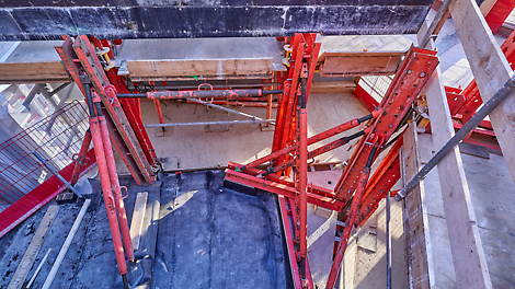 Dankzij de mobiele klimhydrauliek kunnen het platform en de klimbeschermingspanelen zonder kraan naar de volgende verdieping klimmen.