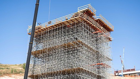 В качестве несущих лесов для опалубки корневого блока применялась система PERI UP. Был выполнен подробный статический расчет, что позволило применить минимальное количество несущих элементов.