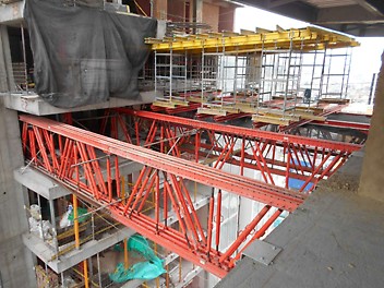 El uso de celosías VARIOKIT, en conjunto con las torres de soporte ST-100 y el encofrado de losas MULTIFLEX, permitieron la realización de los tres niveles de losas que unían las torres norte y sur del edificio BD Bacatá.