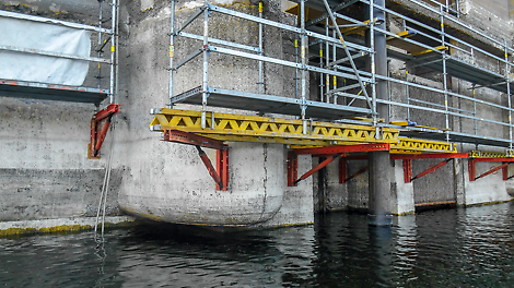 В качестве основания под леса в труднодоступных местах широко используются элементы опалубочных систем. Сочетание лесов и опалубки делает систему лесов PERI UP Flex еще более гибкой.