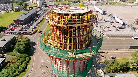 Betonējot 46 m augstu gaisa satiksmes kontroles torni, CB 240 konsoles tiek izmantoas kā atbalsta risinājums RUNDFLEX veidņu sistēmai.<br/>