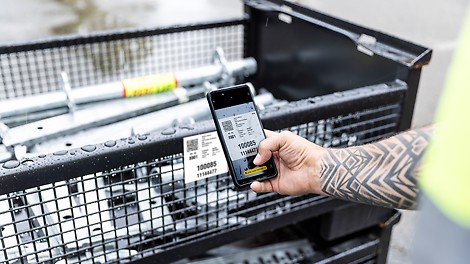 Mobile Logistics QR Code Scan QR code auf einer Gitterbox wird mit dem Handy gescannt
