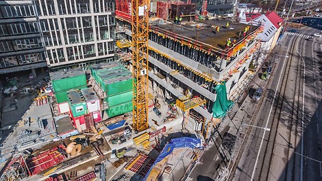 Vo výťahových šachtách boli použité BR lávky s podvesnými plošinami, výťahové šachty a vnútorné steny rástli pomocou systému TRIO