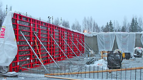 Seinämuottina toimi yhdeltä puolelta sidottava MAXIMO-järjestelmä.