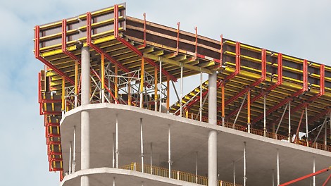 Projektspezifisch geplante Sondertische im Bereich der gerundeten Gebäudeecken reduzierten sowohl Arbeitsaufwand als auch Umsetzvorgänge. Die umlaufend 1,50 m hohen Geländer boten höchste Sicherheit.