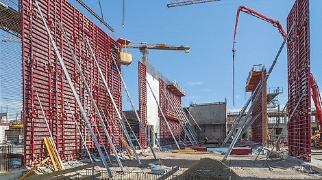 The PERI MAXIMO is characterized by its enormous economic efficiency. Around 20,000 m² of reinforced concrete walls with heights of up to 23 m could be constructed in the shortest possible time during the realization of the Mercedes-Benz Technology Center in Sindelfingen, Germany.<br/>