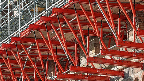 Jeweils drei 15 m lange VARIOKIT Fachwerke bilden das temporäre Tragwerk innerhalb eines Brückenbogens. Bei 32 Bögen sind auf 173 m Länge insgesamt 96 solcher Fachwerke montiert.