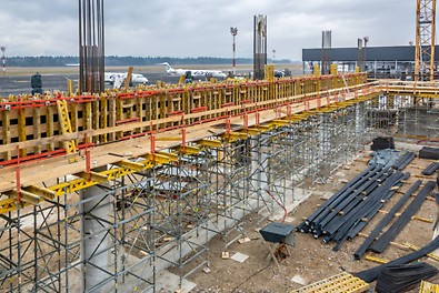 Izvedba greda uz podupiranje PERI UP Flex modularnom nosivom skelom.