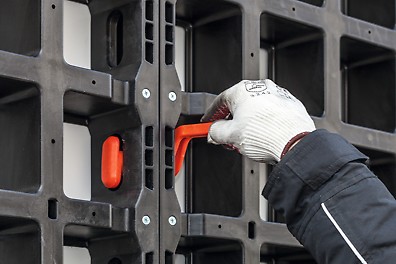 Der DUO Verbinder dient als Universalwerkzeug und Verbindungsteil zur Verbindung von Paneelen, Eckpfosten, Ausgleichen und weiteren Komponenten<br/>