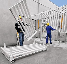 Avec des panneaux pesant seulement 20 kg, le GRIDFLEX facilite le transport et l&#039;installation, tandis que sa conception permet un basculement aisé après l&#039;accrochage, offrant ainsi une manipulation plus sûre et efficace sur le chantier<br/>
