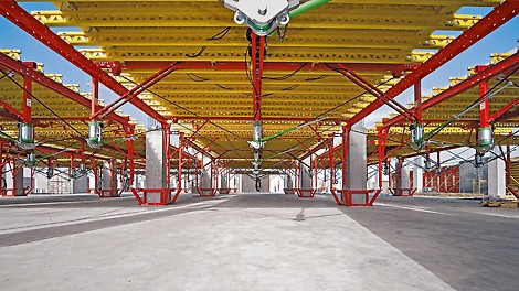 South Health Campus, Calgary, Canada - The main building of the medical facility, situated south-west of Calgary, features two basement and eight upper levels each with around 20,000 m² of slab area.